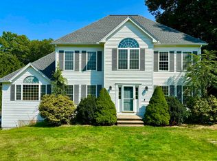 17 Deer Hill Cir, Pelham, NH 03076