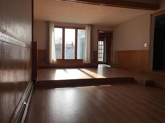 2nd image of 205 Knollwood Ave