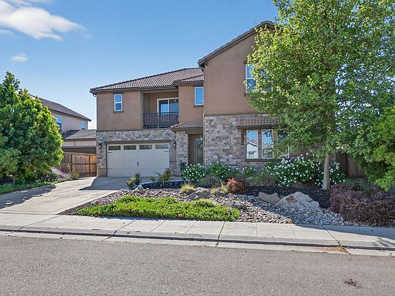 3rd image of 638 Mesa Dr S