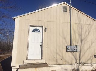 8345 Lakeview Dr, De Soto, KS 66018