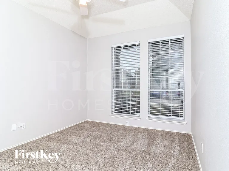 2210 Stillwater Dr — Photo 10