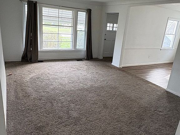 3rd image of 18217 Invermere Ave