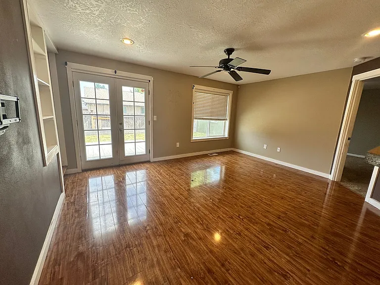 4063 Alameda Ave NE — Photo 8