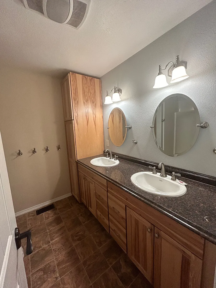 Building Photo - 16403 NE 72nd Ave #103