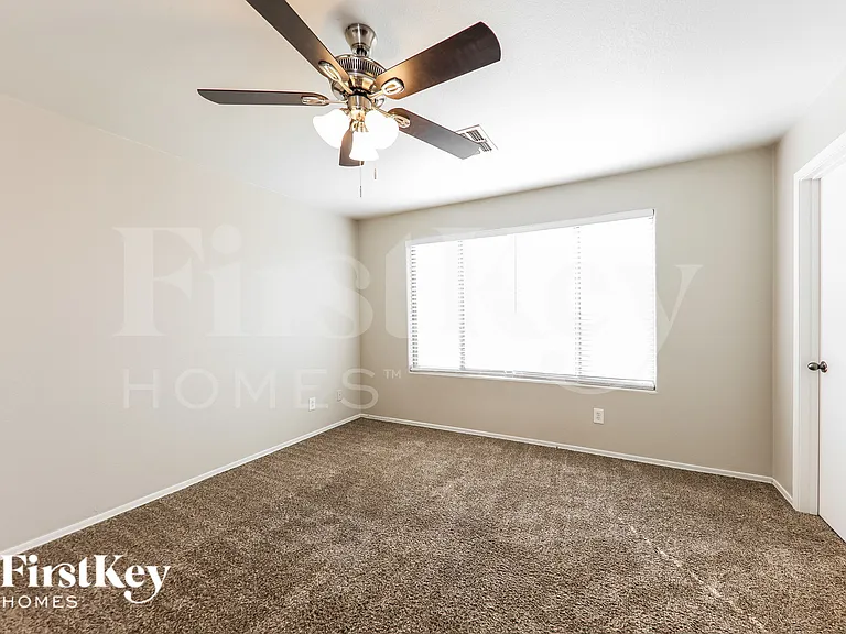 12807 W Voltaire Ave — Photo 13