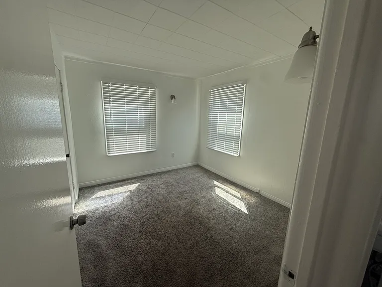 1028 Bayview Dr — Photo 9