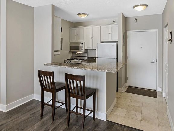 4th image of 42 8th St APT 3110