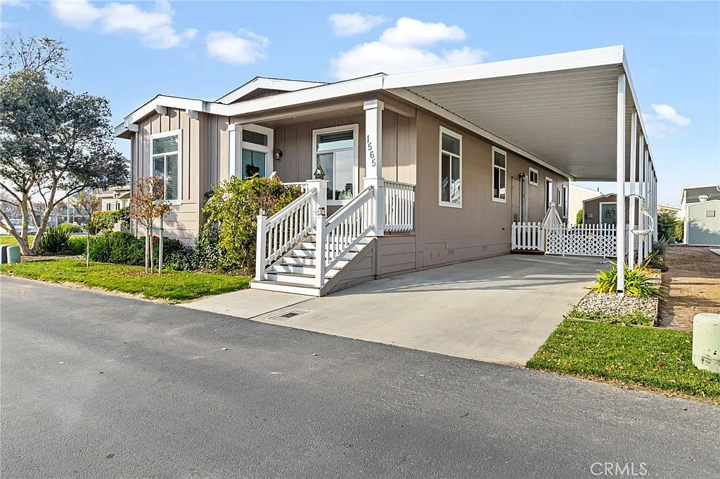 1565 Queen Way photo 1
