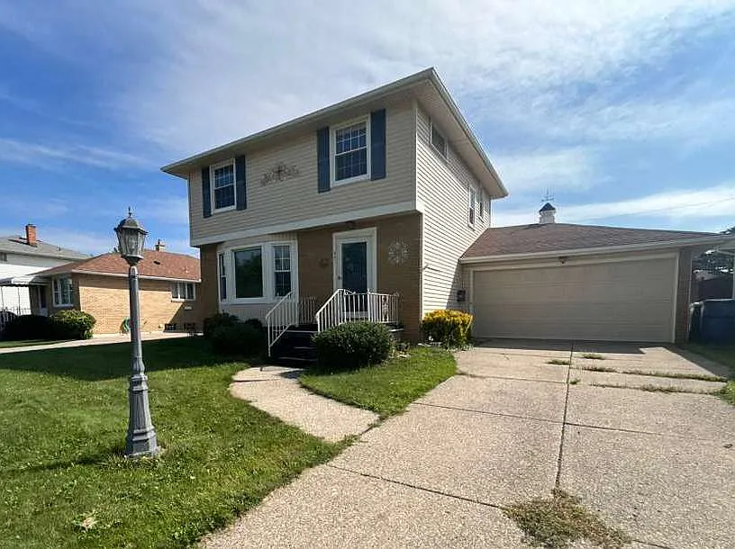 3 bed, 1.5 bath, 1351 sqft, $2,200 — Photo 1