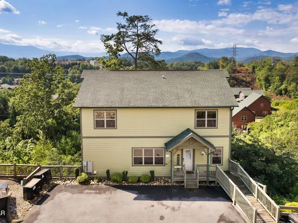 1129 Cove Falls Way, Pigeon Forge, TN 37863