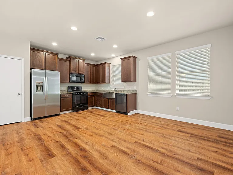 374 Triumph Rd — Photo 6