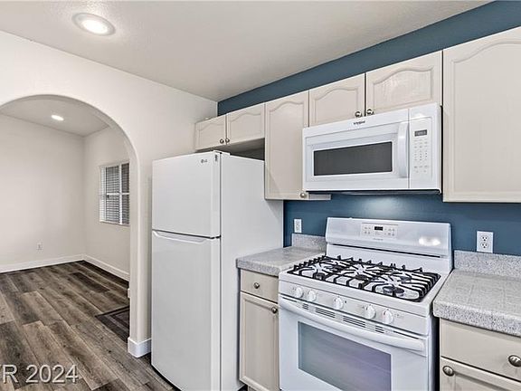 4th image of 352 Amber Pine St #201-1