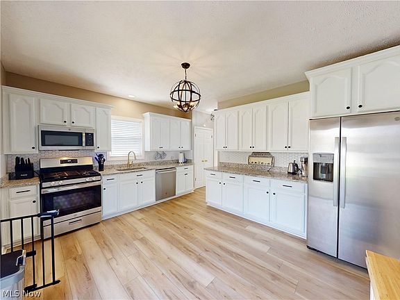 3rd image of 1461 Iroquois Ave