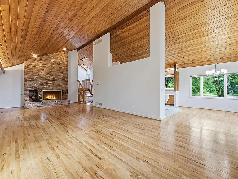 882 Coachway — Photo 16