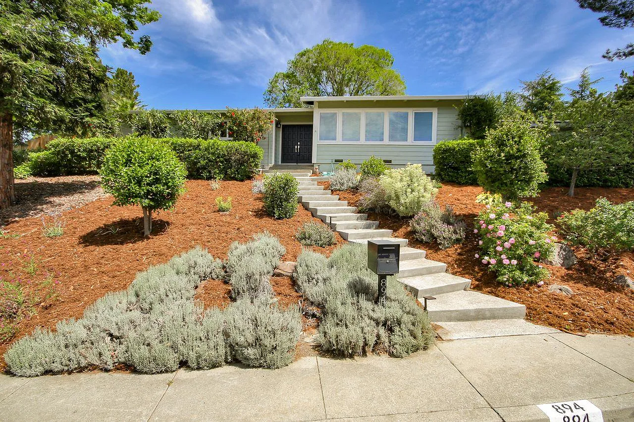894 Richard Ln photo 1