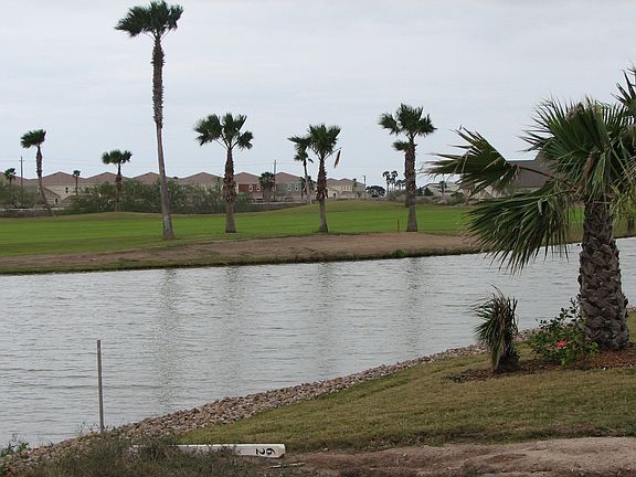overlooks the lake 