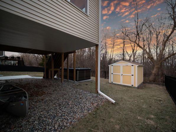 1877 Christy Dr, Carver, MN 55315
