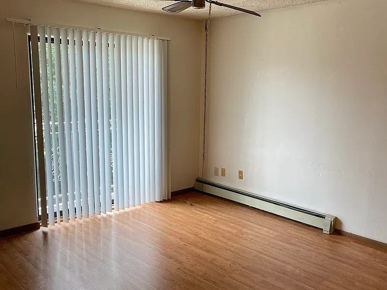 806 E College St #17 — Photo 4