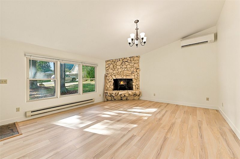 3rd image of 2212 NE 170th Street