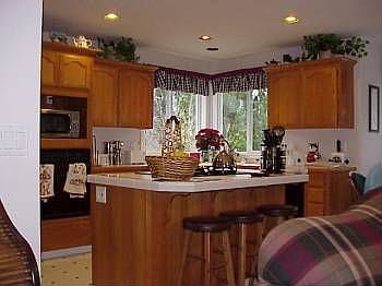 Large Open Kitchen with Gas cook top in Island