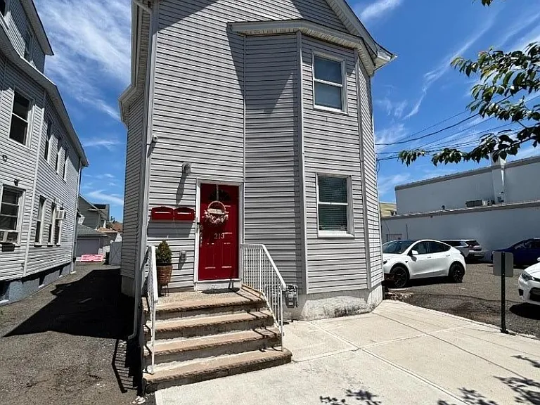 213 Lakeview Ave — Photo 3