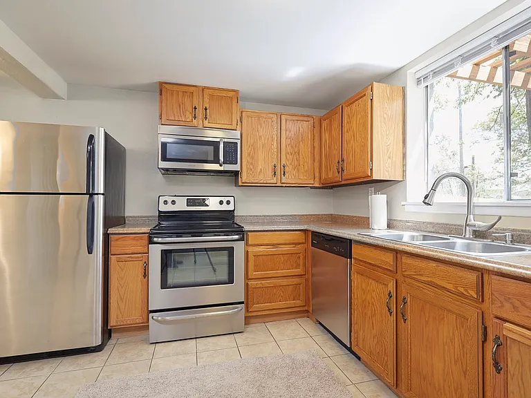 241 Elmwood Dr — Photo 8