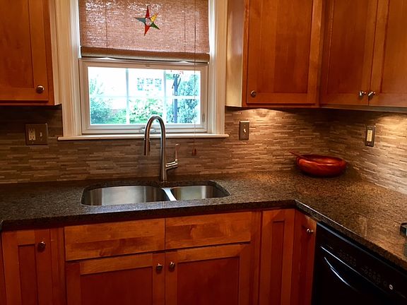 3rd image of 4516 Manor Cir