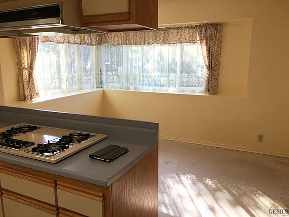 3rd image of 951 Pacific St