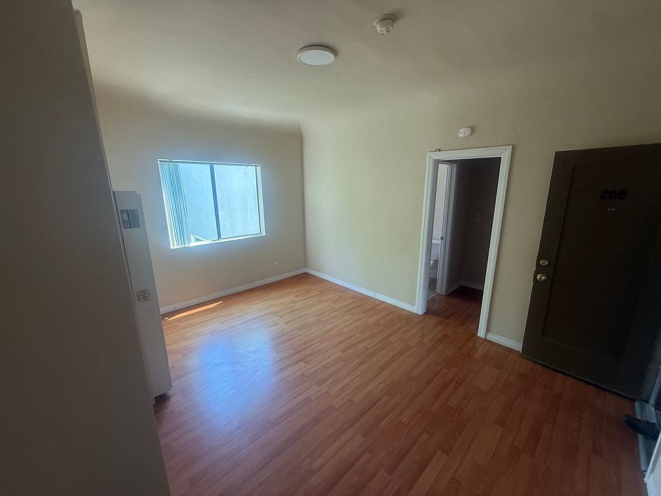 2nd image of 954 S Ardmore Ave #207