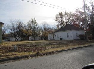 906 N 10th St, Neodesha, KS 66757