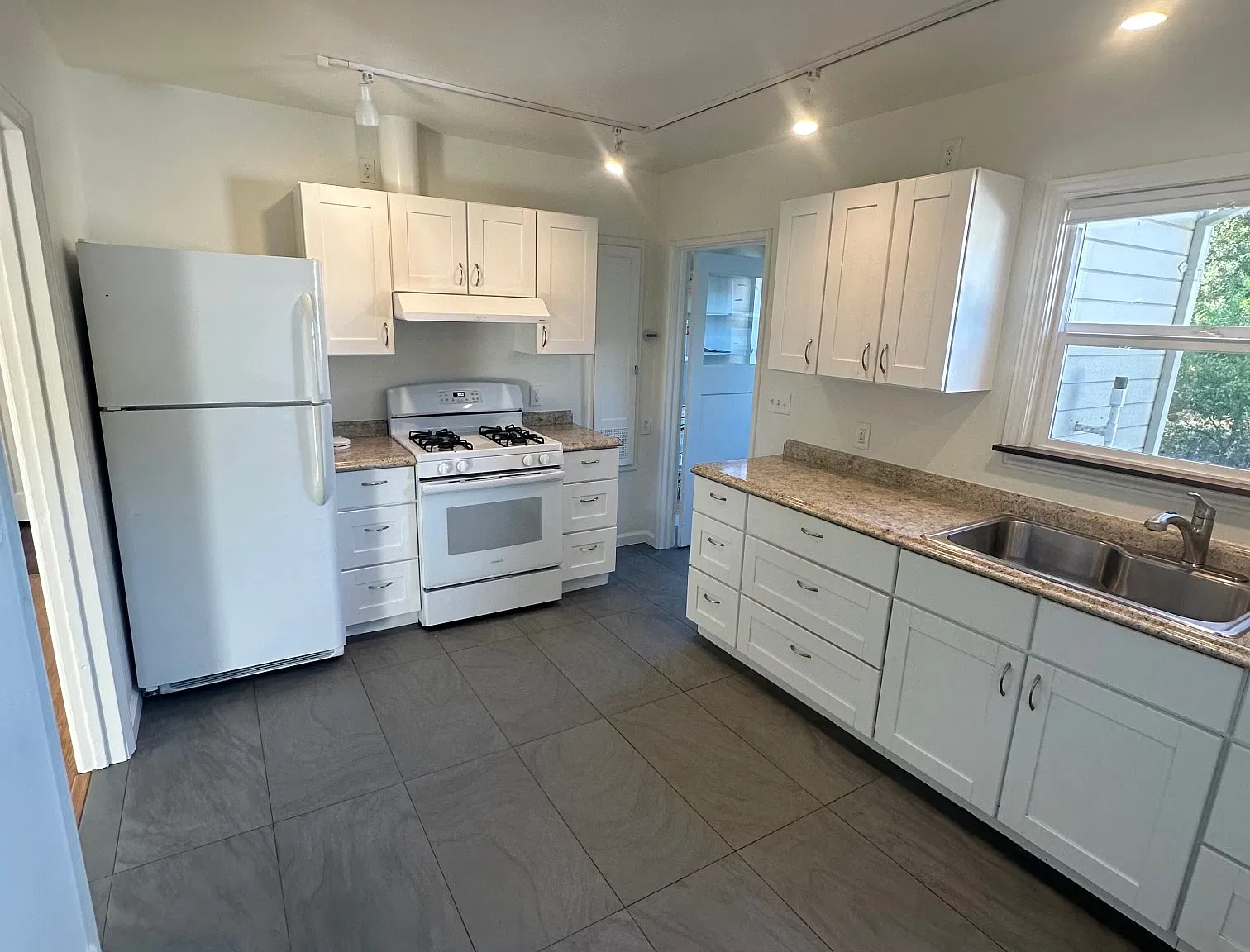 2 bed, 768 sqft, $2,500 — Photo 4