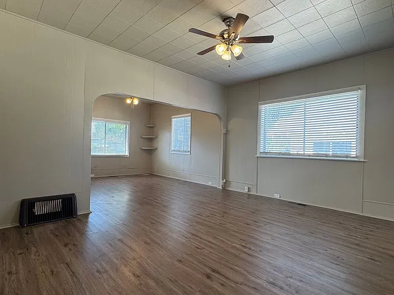 513 E Walnut St — Photo 10