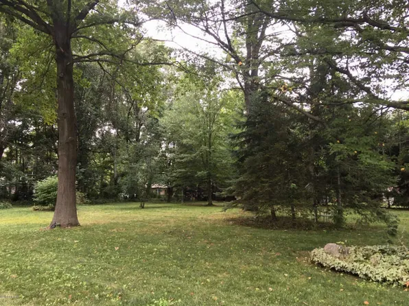 7165 Courtland Dr NE, Rockford, MI 49341