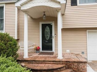 4 Metcale Ln, East Northport, NY