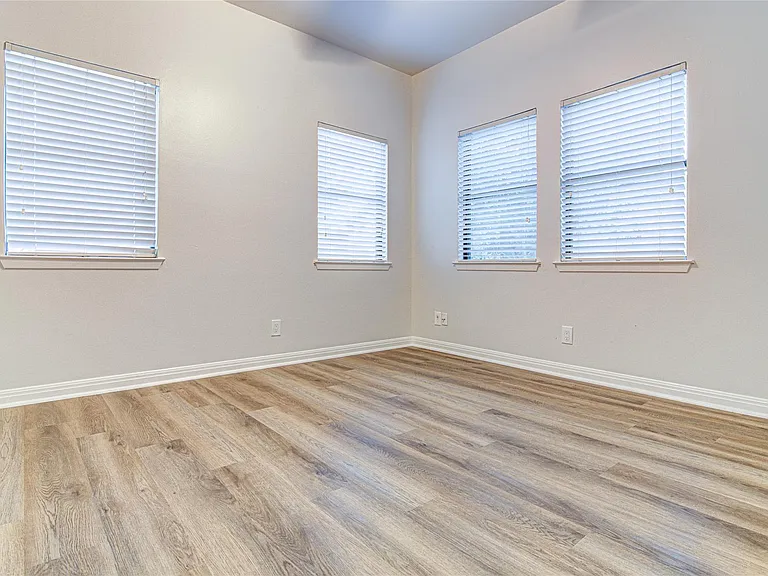 311 W Mary St — Photo 17