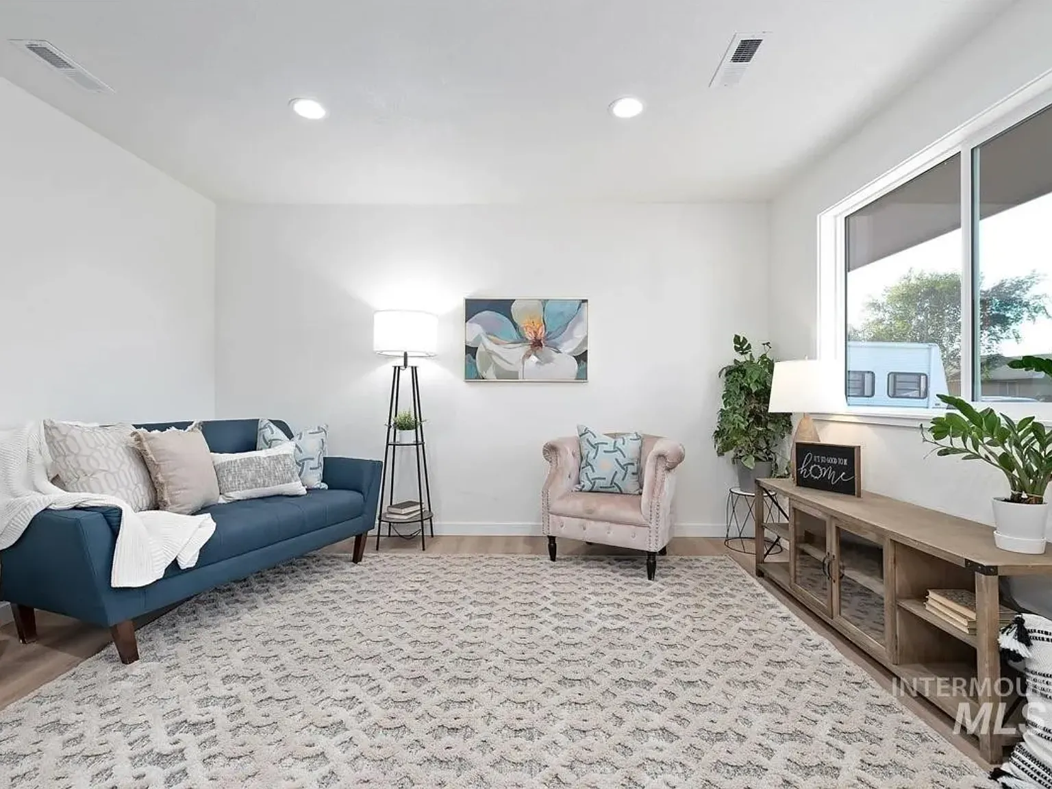 3 bed, 1092 sqft, $2,100 — Photo 4