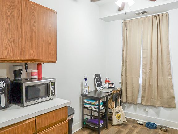 3rd image of 3727 N Pine Grove Ave APT 103