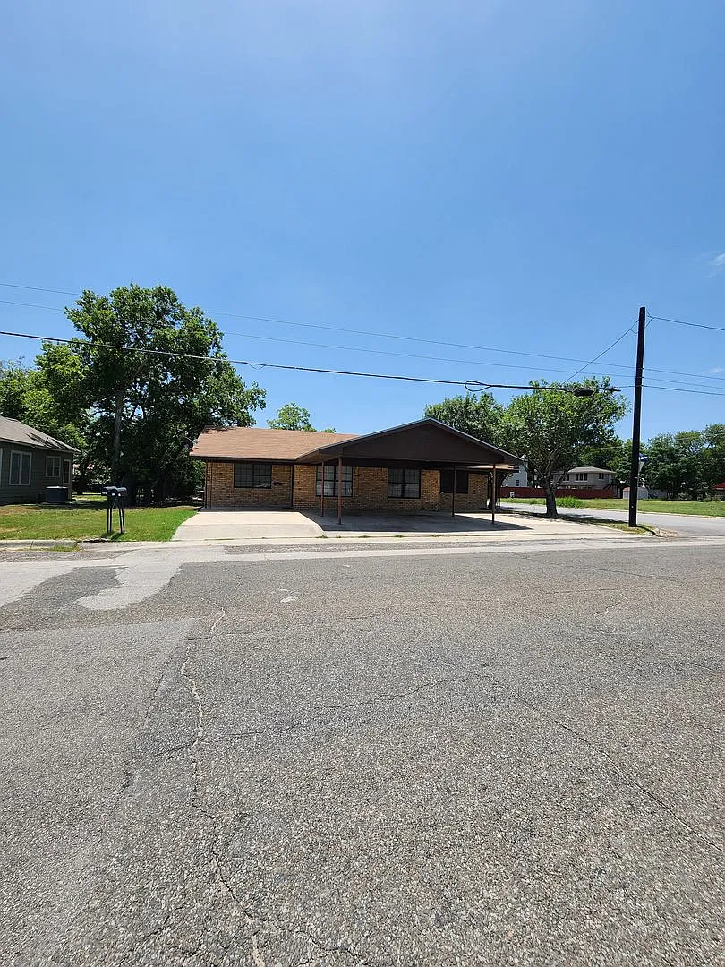Brick duplex with Carport in West Lampasas — Photo 1