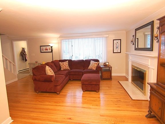 3rd image of 132 Waldwick Ave