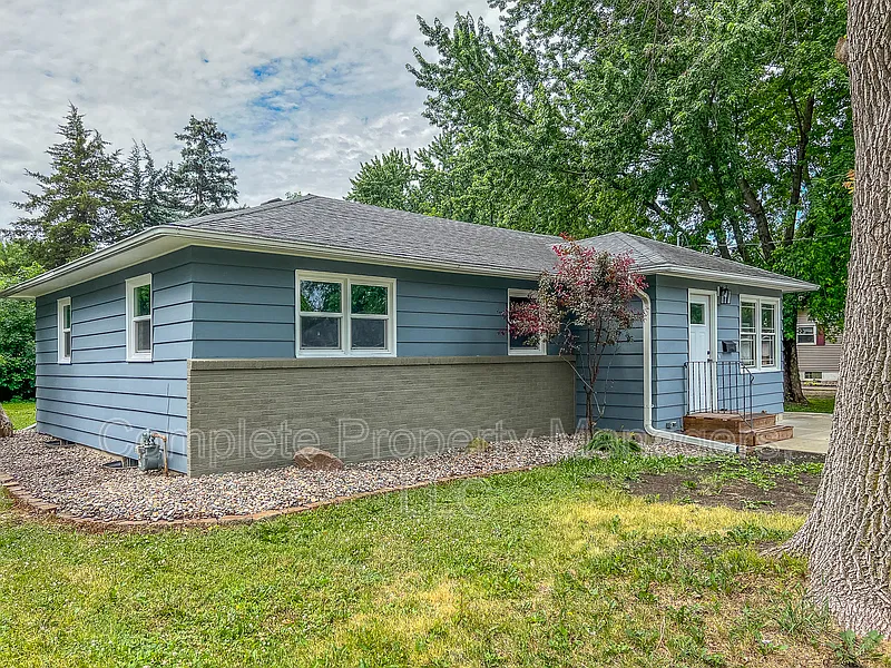 3 bed, 1.0 bath, 1030 sqft, $1,425 — Photo 2