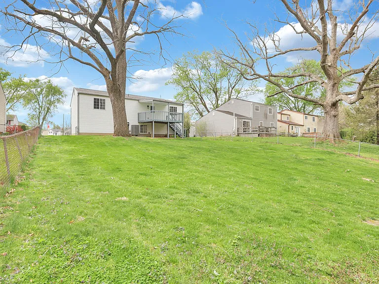 8906 Lakefield Ct — Photo 35