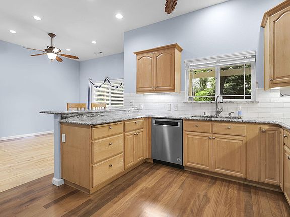 4th image of 672 Reddington Dr