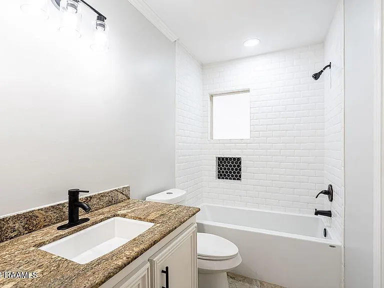 213 Presbytere Pkwy — Photo 20