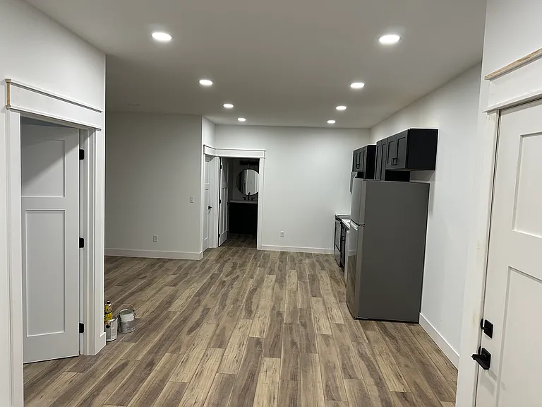 105 E Poplar St #10 — Photo 5