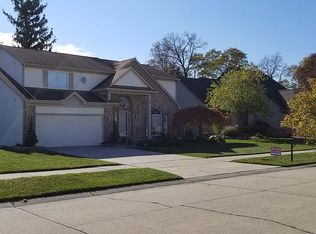 27917 Western Golf Dr, Livonia, MI 48154