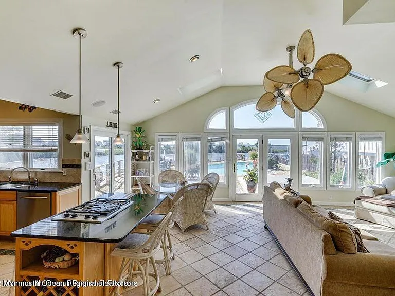 2023 Bay Blvd — Photo 8
