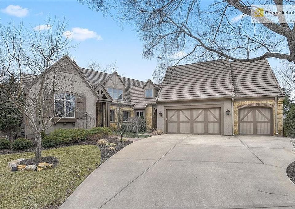 Meticulously maintained villa with 3-car garage and concrete tile roof.