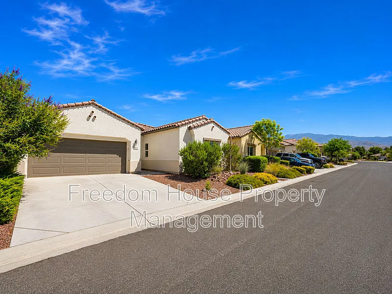 3 bed, 2.0 bath, 1988 sqft, $2,236 — Photo 2