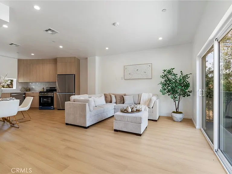 2517 Alsace Ave — Photo 8