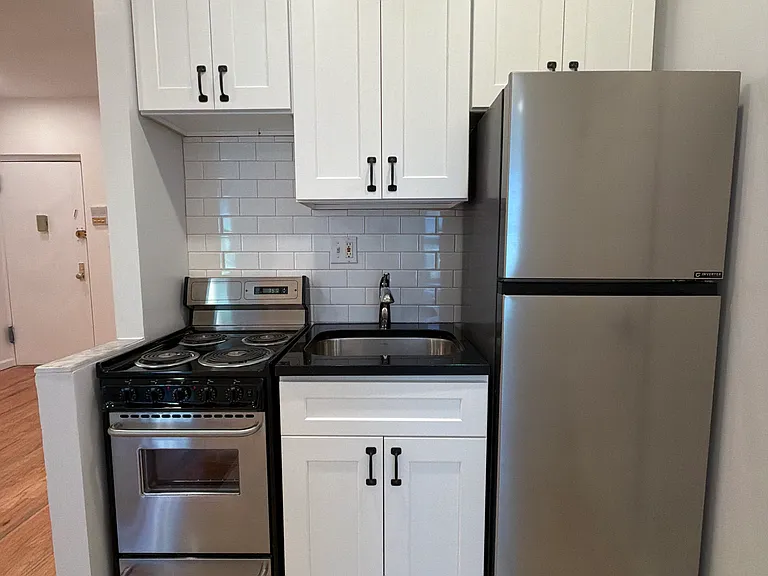444 E 81st St #16 — Photo 4